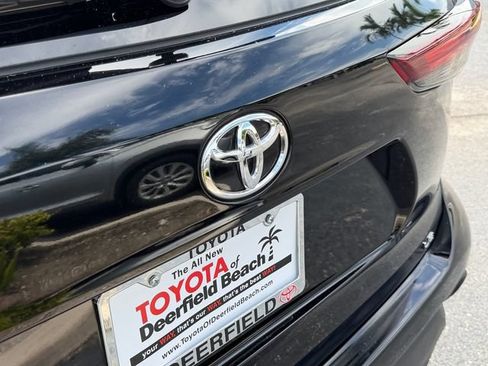 Used 2024 Toyota Highlander LE FWD image 17