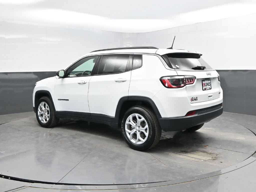 Used 2024 Jeep Compass Latitude AWD/4WD image 5