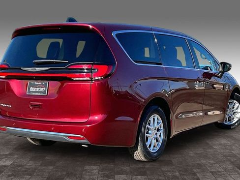 Used 2023 Chrysler Pacifica Touring-L FWD image 14