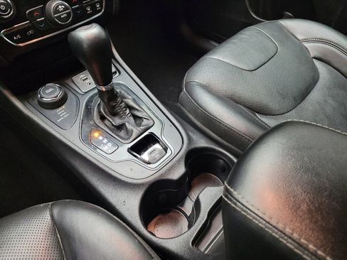 Used 2019 Jeep Cherokee Limited image 26