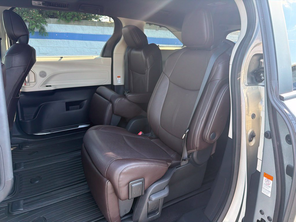 Used 2024 Toyota Sienna Platinum FWD image 19