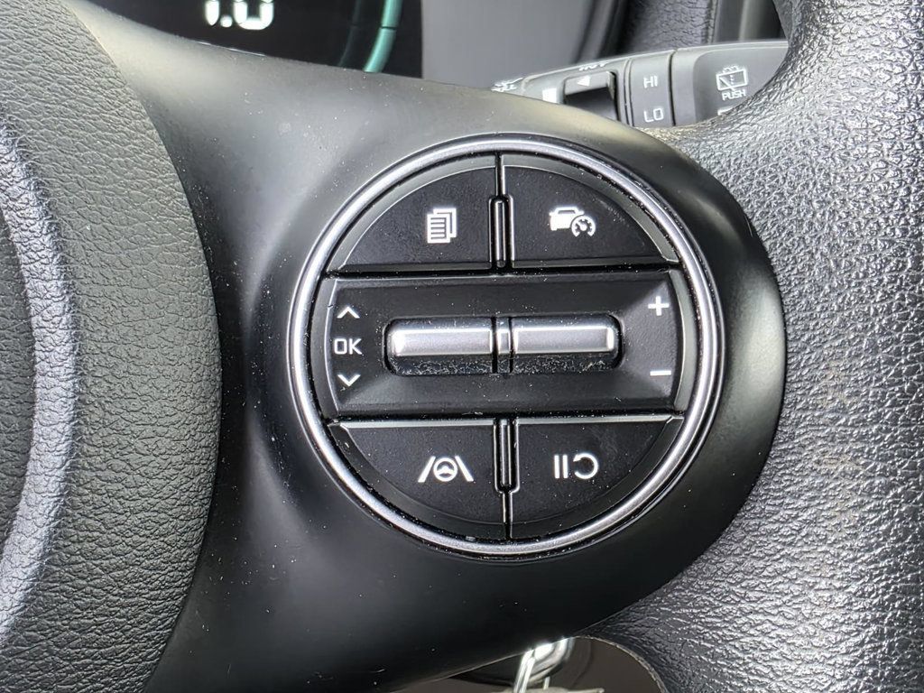 Used 2023 Kia Soul LX w/ LX Technology Package FWD image 21