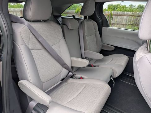Used 2025 Toyota Sienna LE w/ LE Plus Package FWD image 25