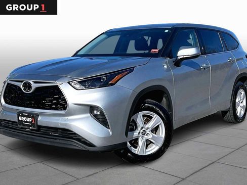 Used 2022 Toyota Highlander LE image 1