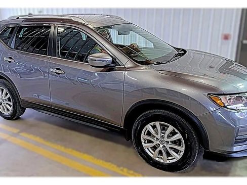 Used 2018 Nissan Rogue SV image 10