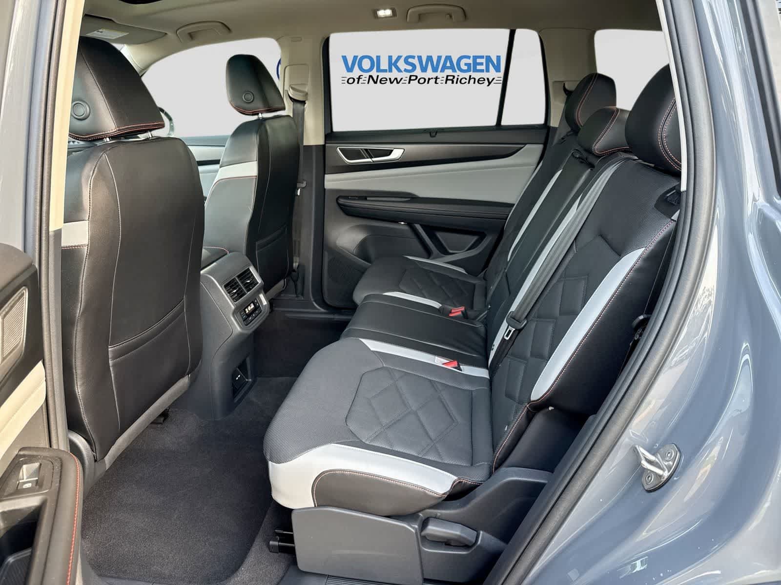Used 2024 Volkswagen Atlas Peak Edition SEL AWD/4WD image 26