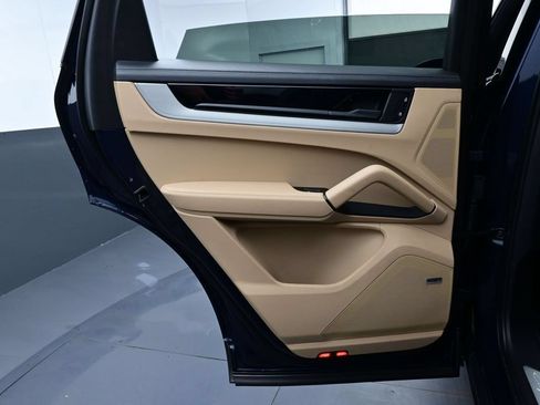 Certified 2024 Porsche Cayenne AWD/4WD image 12