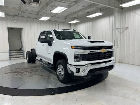 New 2026 Chevrolet Silverado 3500 LT w/ Convenience Package image 3