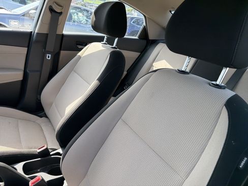 Used 2019 Hyundai Accent SE FWD image 9