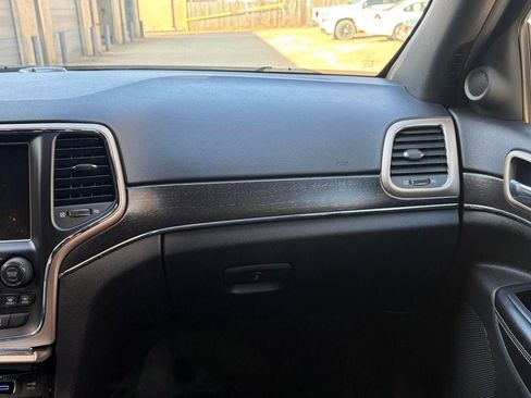 Used 2017 Jeep Grand Cherokee Limited image 28