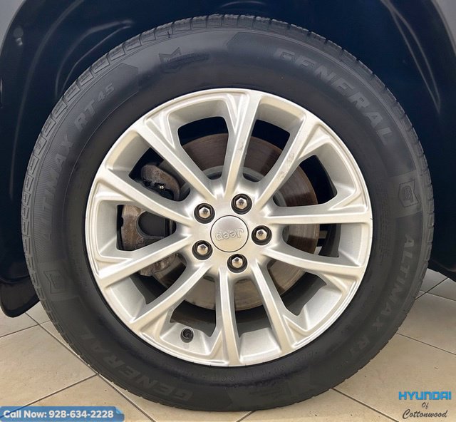 Used 2019 Jeep Cherokee Latitude w/ Popular Appearance Group FWD image 9