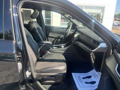 Used 2023 Jeep Grand Cherokee Altitude AWD/4WD image 12