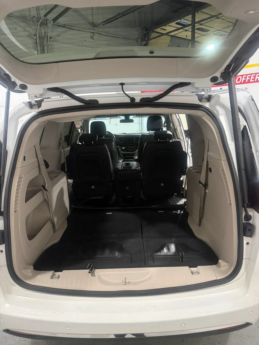 Used 2018 Chrysler Pacifica Touring-L FWD image 26