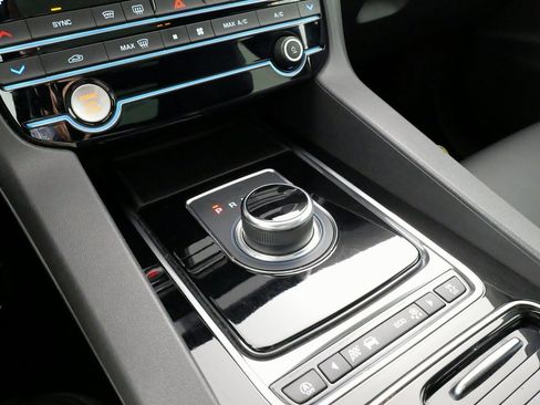 Used 2020 Jaguar F-PACE Premium image 59