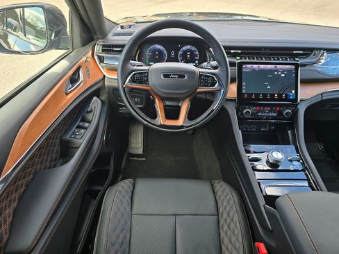 New 2025 Jeep Grand Cherokee Summit image 29