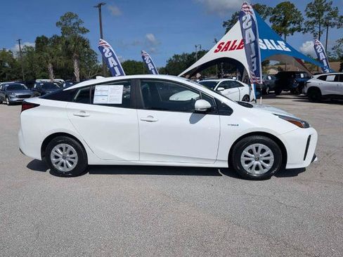 Used 2019 Toyota Prius FWD image 2