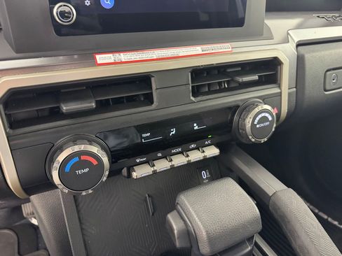 Used 2025 Toyota Tacoma SR5 AWD/4WD image 18