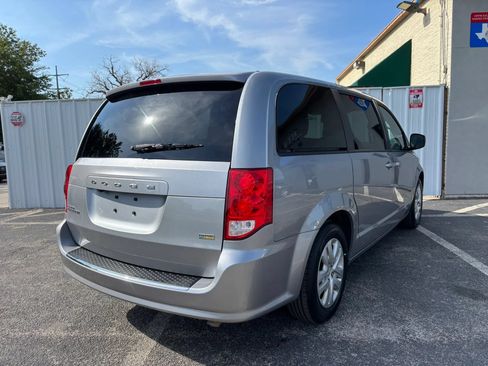 Used 2018 Dodge Grand Caravan SE w/ UConnect Hands-Free Group FWD image 6