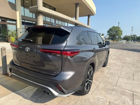 Used 2022 Toyota Highlander XSE FWD image 3