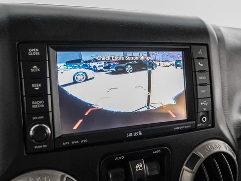 Used 2015 Jeep Wrangler Unlimited Sahara w/ Connectivity Group AWD/4WD image 23