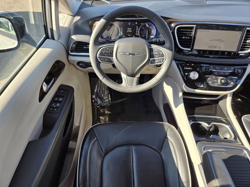 Used 2024 Chrysler Pacifica Limited image 13