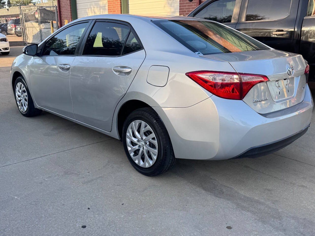 Used 2019 Toyota Corolla LE w/ Carpet Mat Package (TMS) FWD image 6