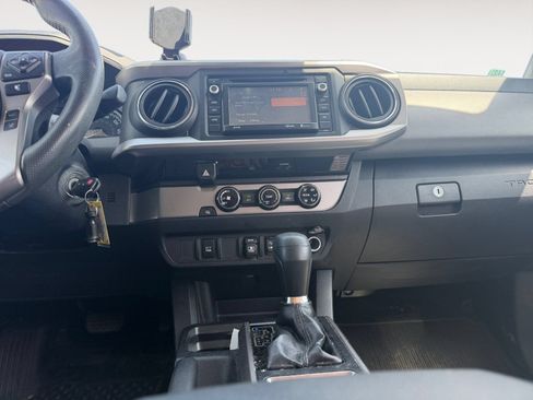 Used 2018 Toyota Tacoma SR5 RWD image 11
