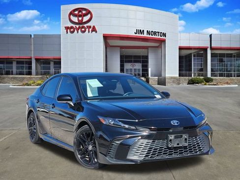 Used 2025 Toyota Camry SE image 1