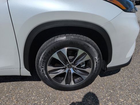 Used 2022 Toyota Highlander XLE FWD image 9