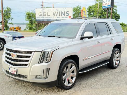 Used 2017 Cadillac Escalade Luxury AWD/4WD image 8