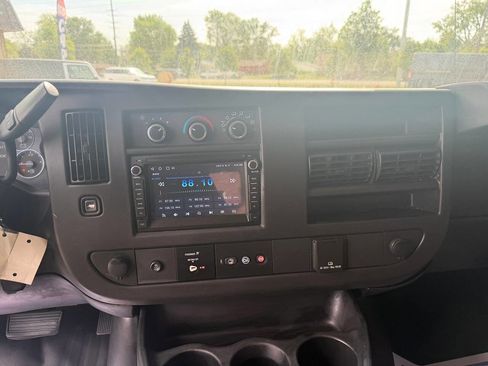 Used 2018 Chevrolet Express 2500 Extended RWD image 24