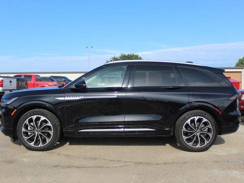 Used 2024 Lincoln Nautilus Reserve w/ Equipment Group 203A AWD/4WD image 3
