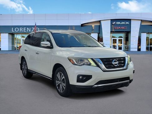 Used 2017 Nissan Pathfinder SV image 3