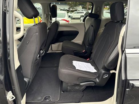 Used 2017 Chrysler Pacifica Touring Plus w/ Tire & Wheel Group image 15