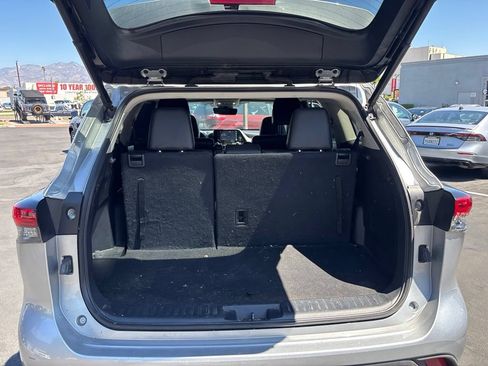 Used 2022 Toyota Highlander XLE FWD image 11