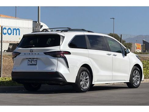 Used 2025 Toyota Sienna XLE FWD image 4