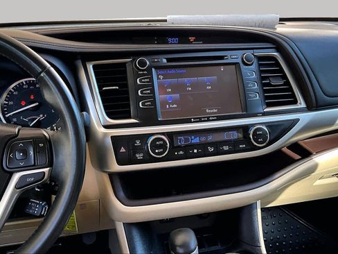 Used 2016 Toyota Highlander Plus FWD image 7