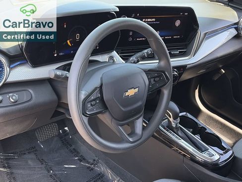 Certified 2025 Chevrolet Trax LT w/ Sunroof Package FWD image 17
