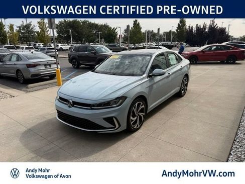 Used 2025 Volkswagen Jetta SEL FWD image 3