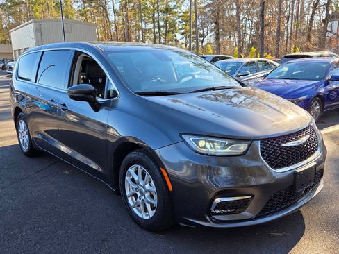 Used 2023 Chrysler Pacifica Touring-L FWD image 7