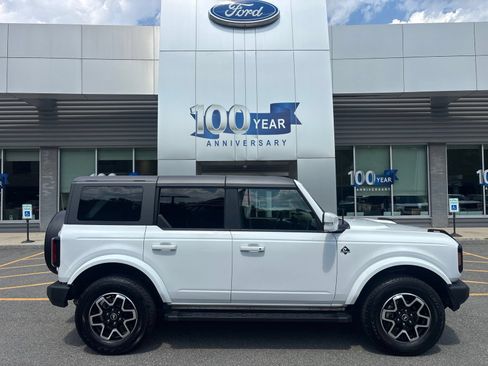 Used 2024 Ford Bronco Outer Banks AWD/4WD image 2