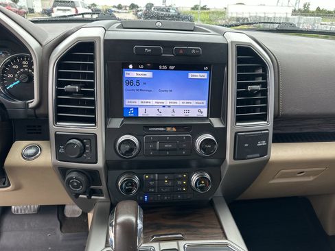 Used 2019 Ford F150 Lariat w/ Equipment Group 502A Luxury AWD/4WD image 13