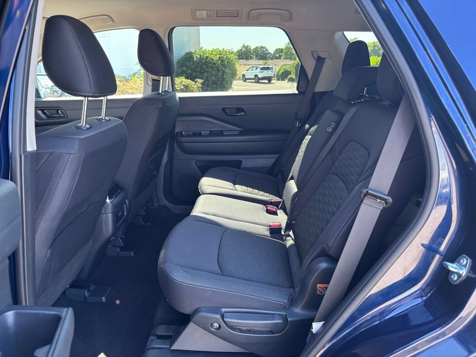 Used 2025 Nissan Pathfinder SV FWD image 27