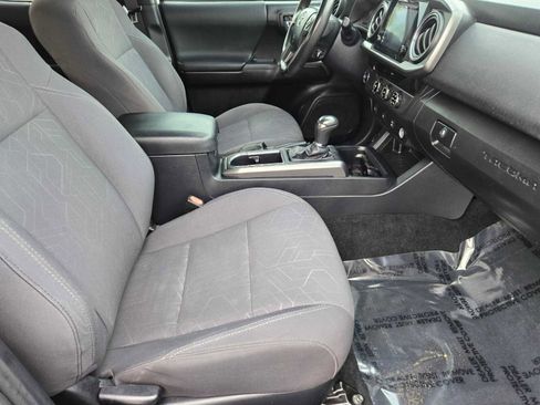 Used 2017 Toyota Tacoma TRD Off-Road image 12