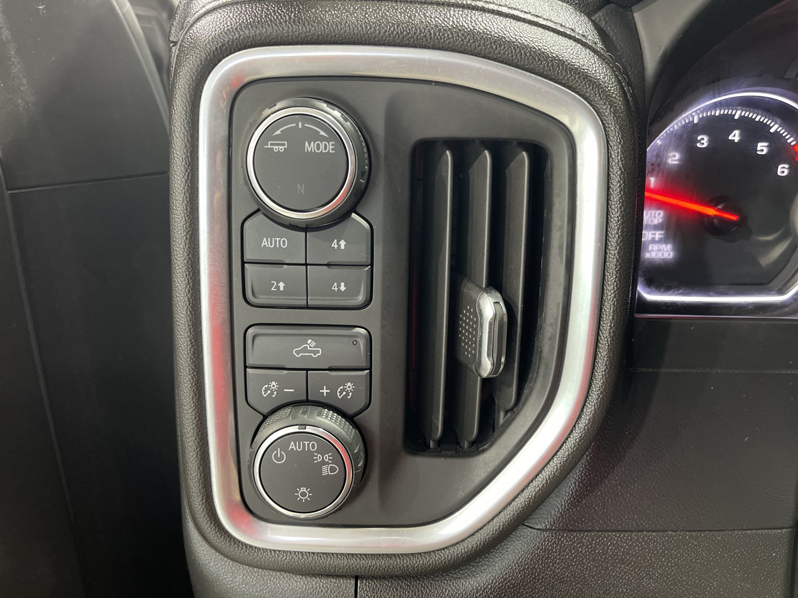 Used 2020 Chevrolet Silverado 1500 LT w/ Convenience Package AWD/4WD image 31