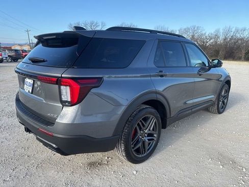 Used 2025 Ford Explorer ST-Line w/ ST-Line Street Pack image 8