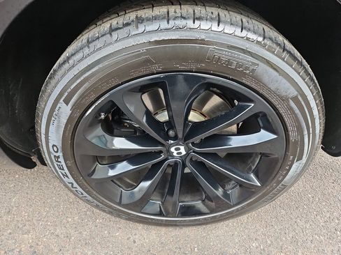 Used 2017 Bentley Bentayga AWD/4WD image 27