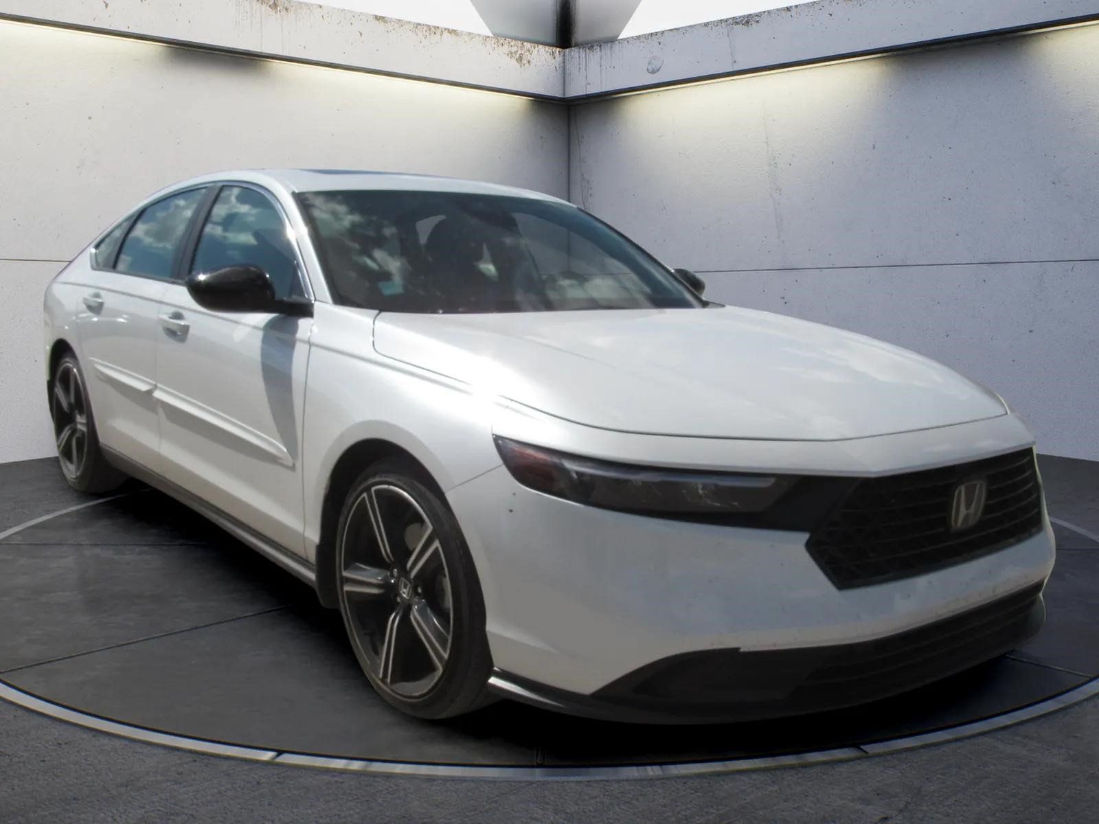 Used 2023 Honda Accord Sport image 2