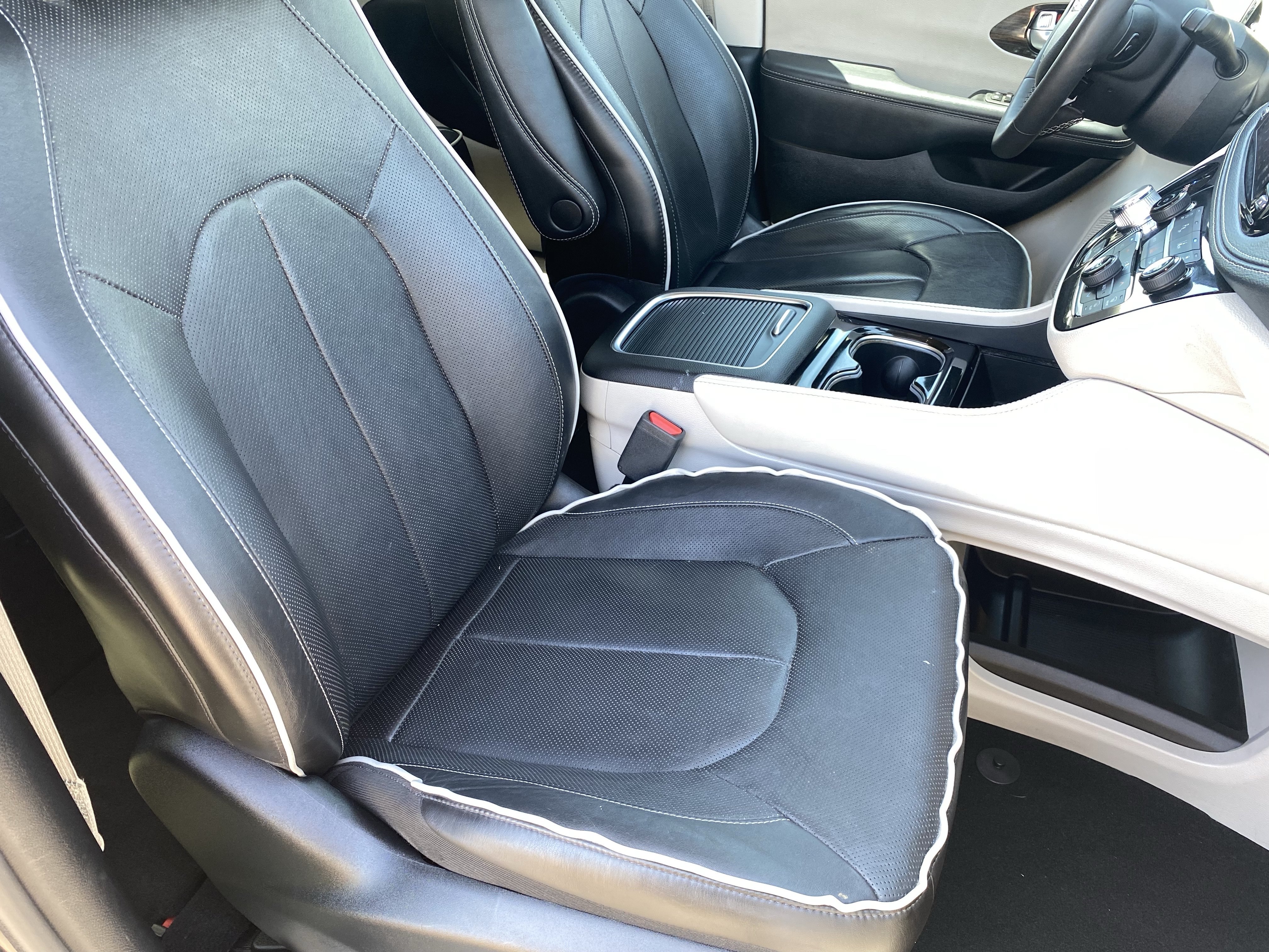 Used 2024 Chrysler Pacifica Limited FWD image 11