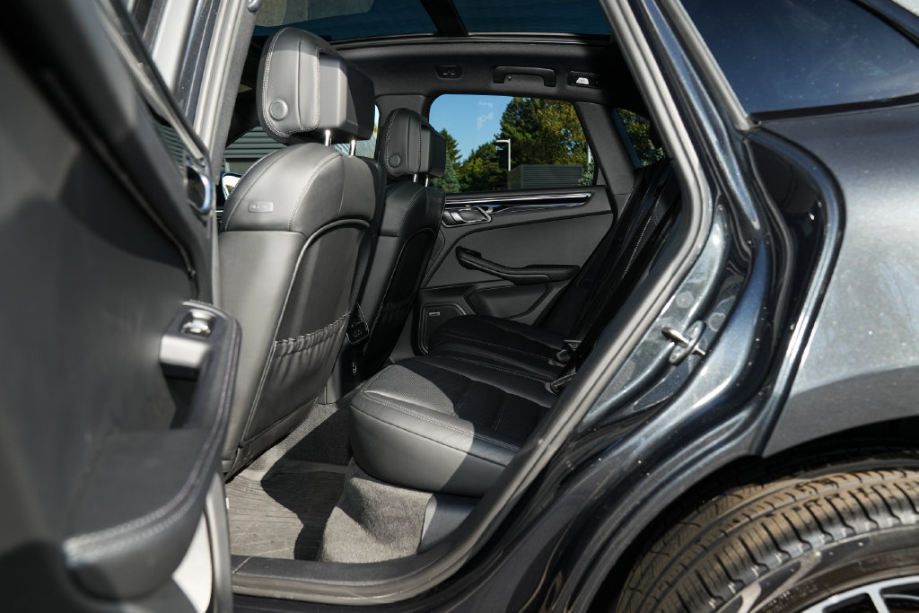 Certified 2026 Porsche Macan AWD/4WD image 32